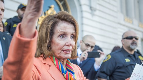 Nancy Pelosi pod plazom kritik, ker pri frizerju ni nosila maske. Njen odziv: "Padla sem na zvijačo!"