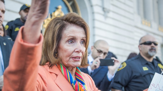 Nancy Pelosi pod plazom kritik, ker pri frizerju ni nosila maske. Njen odziv: "Padla sem na zvijačo!" (foto: Shutterstock)