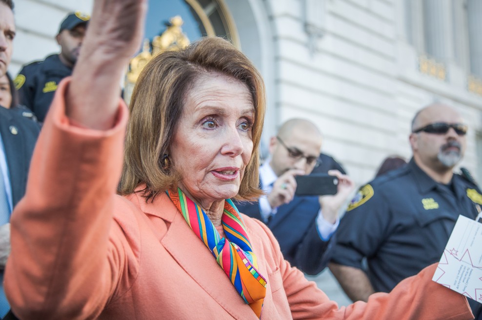 Nancy Pelosi pod plazom kritik, ker pri frizerju ni nosila maske. Njen odziv: "Padla sem na zvijačo!" (foto: Shutterstock)