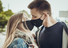 'Med spolnim odnosom nosite masko in se izogibajte poljubljanja'