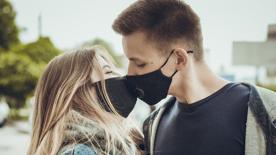 
                            'Med spolnim odnosom nosite masko in se izogibajte poljubljanja' (foto: Shutterstock)