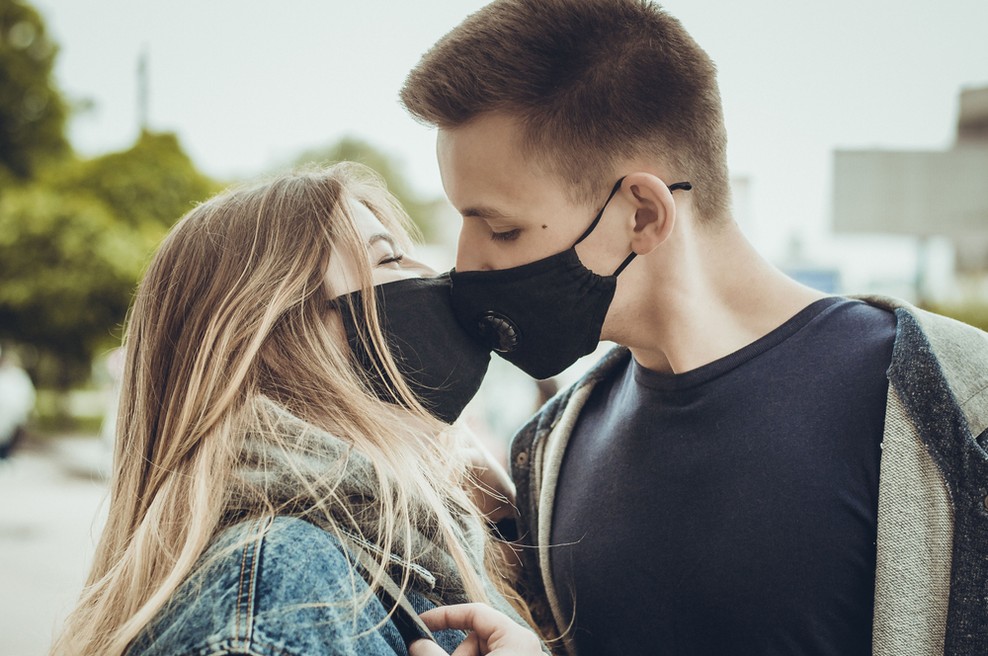 'Med spolnim odnosom nosite masko in se izogibajte poljubljanja' (foto: Shutterstock)