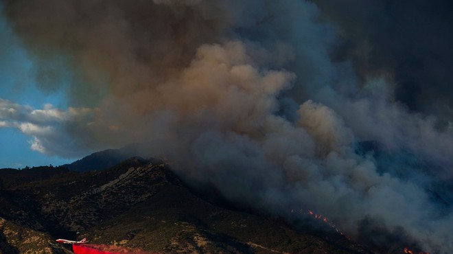 V Kaliforniji ogrožene ljudi iz požara rešujejo s helikopterji (foto: profimedia)