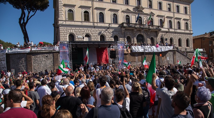 Rimljani protestirali zaradi protikoronskih ukrepov, ki omejujejo svobodo (foto: profimedia)