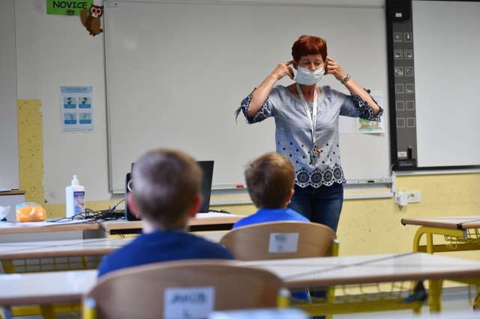 Ministrstvo vzpostavlja aplikacijo za spremljanje odrejenih karanten v vzgoji in izobraževanju (foto: Tamino Petelinšek/STA)