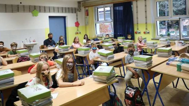 Na Hrvaškem 117 novih okužb, večina šol danes odprla vrata (foto: Hina/STA)