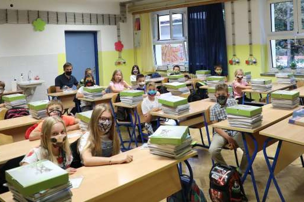 Na Hrvaškem 117 novih okužb, večina šol danes odprla vrata (foto: Hina/STA)