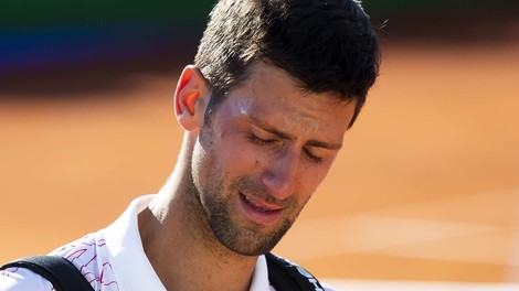 Novak Đoković diskvalificiran, potem ko je z žogico zadel linijsko sodnico v vrat