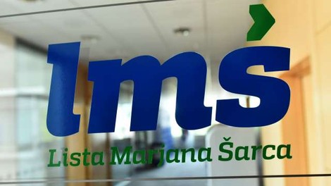 Petim poslancem LMŠ zaradi stika z okuženo osebo odrejena karantena