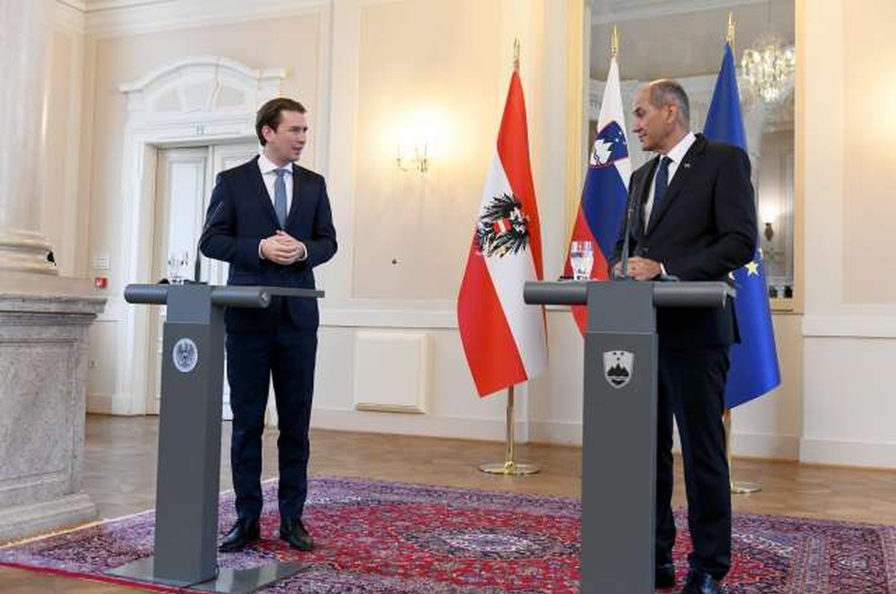 Janša in Kurz na vrhu: "Slovenska smer v Severni triglavski steni preplezana, čudovito vreme, odlična družba!" (foto: Tamino Petelinšek/STA)