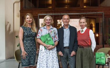 Knjigo sta z Ano Roš soustvarjali novinarka kaja Sajovic (levo) in fotografinja Suzan Gabrijan (desno), na predstavitvi pa se jim je pridružil tudi oče Ane Roš, Bojan Roš.