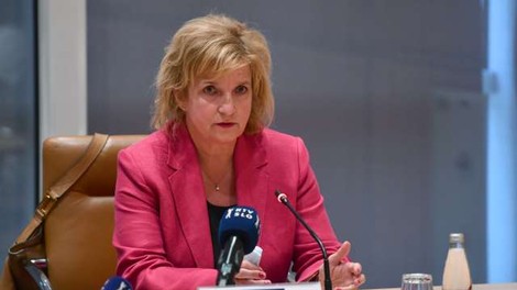 Strokovna svetovalna skupina vladi predlaga skrajšanje karantene na 10 dni