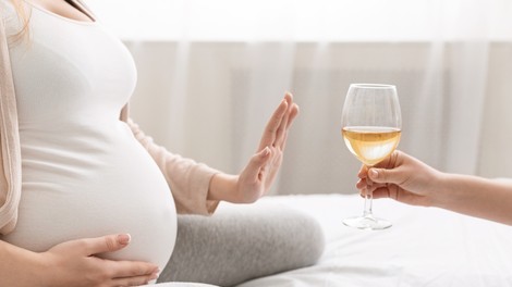 Že manjša količina alkohola med nosečnostjo lahko privede do številnih negativnih posledic