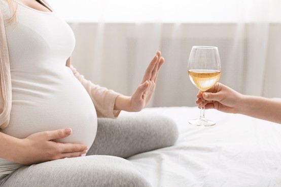 Že manjša količina alkohola med nosečnostjo lahko privede do številnih negativnih posledic