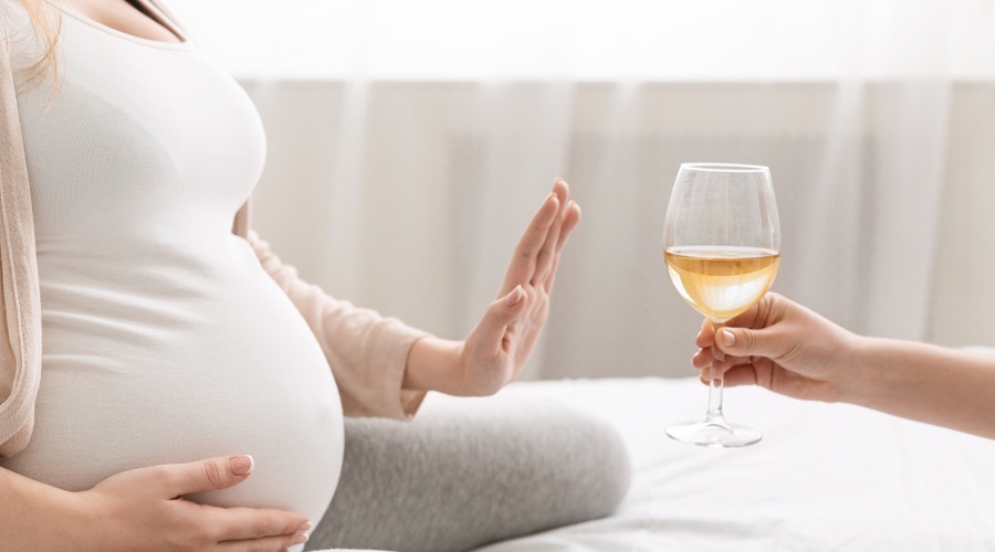 Že manjša količina alkohola med nosečnostjo lahko privede do številnih negativnih posledic (foto: Shutterstock)