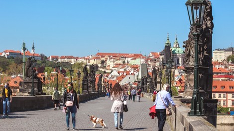 Češka spomladi veljala za uspešno v boju proti koronavirusu, te dni beležijo rekordno število okužb