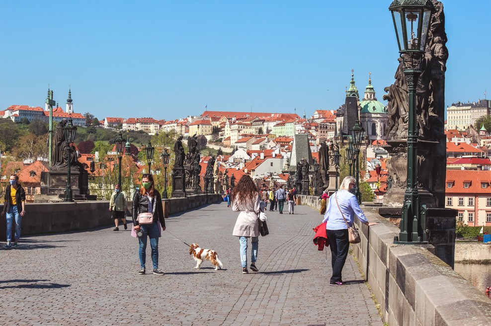 Češka spomladi veljala za uspešno v boju proti koronavirusu, te dni beležijo rekordno število okužb (foto: Shutterstock)