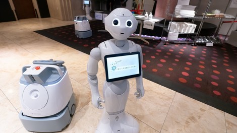 Prijazni robot Pepper po novem opozarja ljudi, naj nosijo zaščitne maske