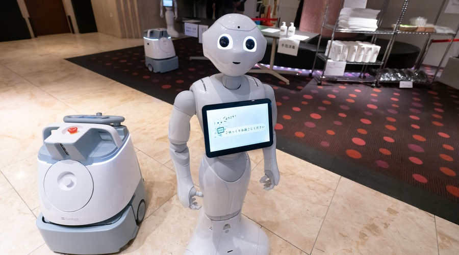 Prijazni robot Pepper po novem opozarja ljudi, naj nosijo zaščitne maske (foto: profimedia)