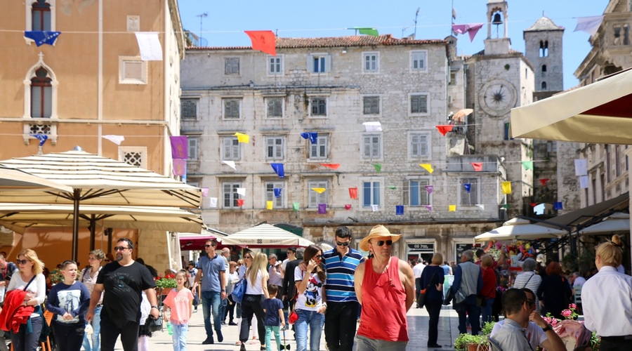 Podatki s Hrvaške še naprej zaskrbljujoči, največ okužb v splitsko-dalmatinski županiji (foto: Shutterstock)