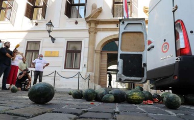 Hrvaški premier zaradi performansa z lubenicami zahteva okrepitev varnosti Banskih dvorov