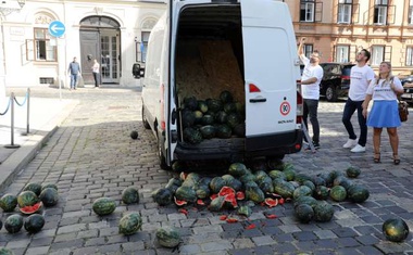 Hrvaški premier zaradi performansa z lubenicami zahteva okrepitev varnosti Banskih dvorov