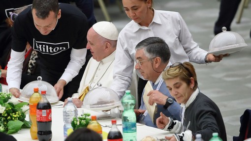 "Tako uživanje v hrani kot v spolnosti prihajata od Boga," pravi papež Frančišek