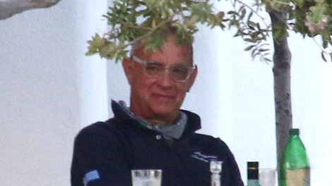 Potem ko se je med snemanjem filma spomladi okužil, se Tom Hanks vrača v Avstralijo