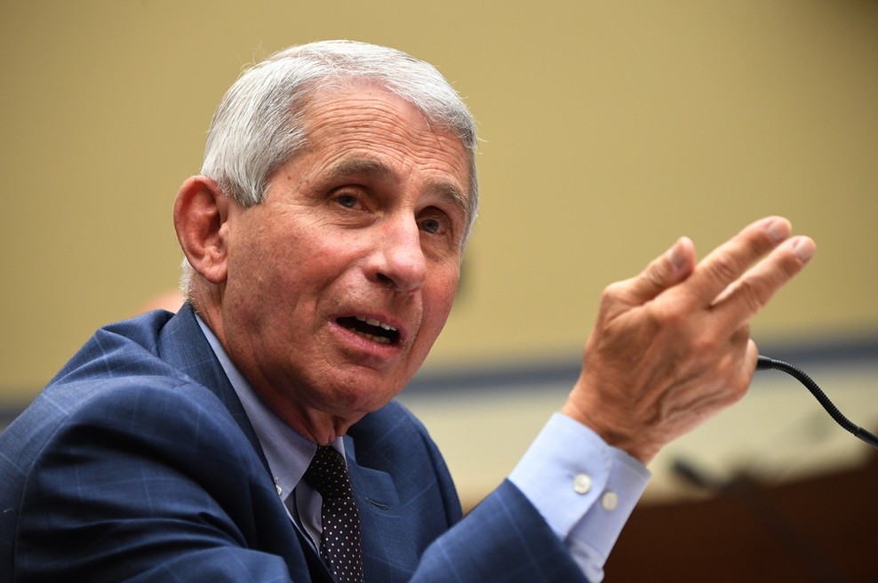 Fauci sproti poliva mrzlo vodo realizma na Trumpov optimizem (foto: profimedia)