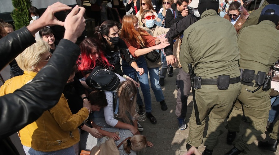 Protest v Minsku na pojenja, policija in vojska ostro nad "upornike" (foto: profimedia)