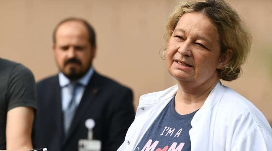 Zaradi vse več okuženih s koronavirusom pristojni v prihodnjih dneh pričakujejo več hospitaliziranih (foto: Tamino Petelinšek/STA)