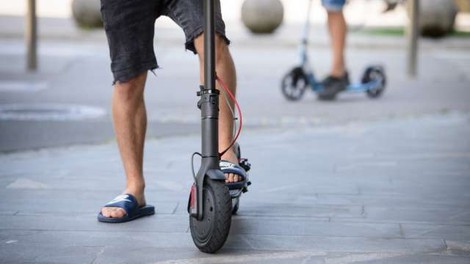 Policija poziva k varni uporabi električnih skirojev