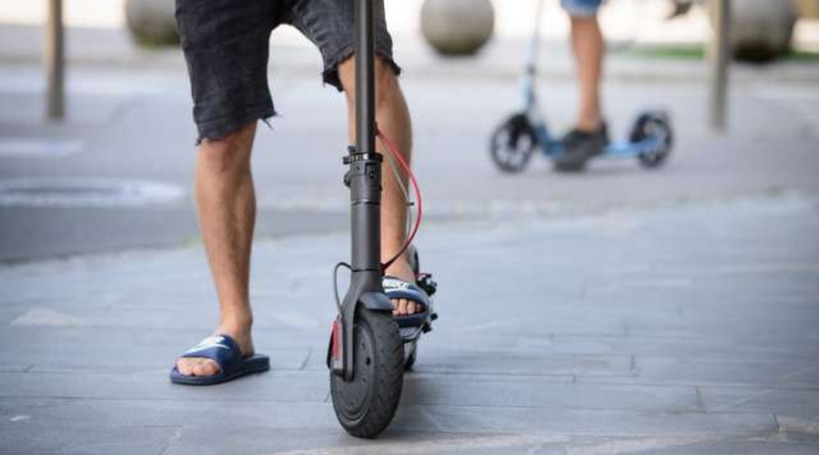 Policija poziva k varni uporabi električnih skirojev (foto: Nebojša Tejić/STA)