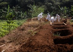 V Indoneziji so 'antimaskerje' prisilili kopati grobove za žrtve covida-19