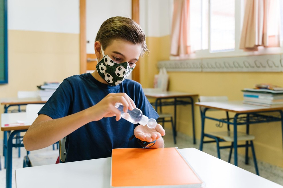 Zaradi okužbe pri zaposleni v karanteni vsi s podružnične šole v Kotljah (foto: Profimedia)