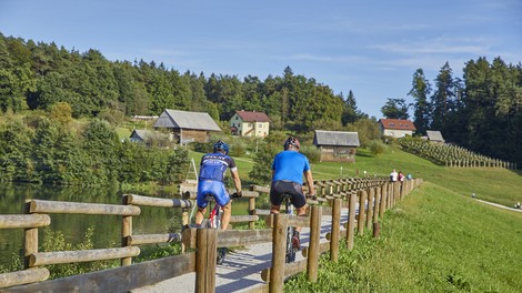 Doslej unovčenih čez 700.000 turističnih bonov, inšpektorat obravnava več sumov goljufij