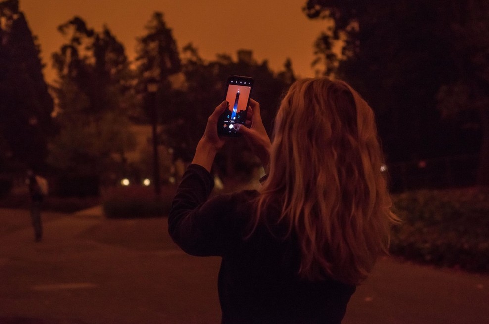 Vse za fotografijo – plaz kritik za vplivnico, ki je požare v Ameriki izkoristila za fotografsko kuliso (foto: profimedia)