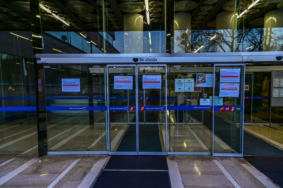 Specializanti infektologije UKC Ljubljana na izjavo dr. Uroša Dobnikarja, da 'zdravi maske ne potrebujejo' (foto: profimedia)