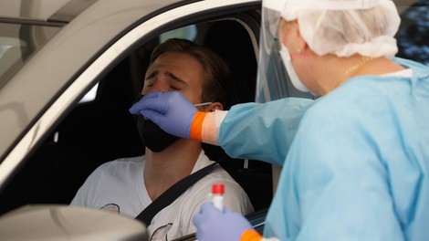 V sredo 104 pozitivni testi, trenutno več kot tisoč aktivno okuženih