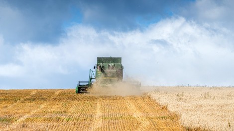 V Veliki vasi mladoletniku kombajn odtrgal obe roki
