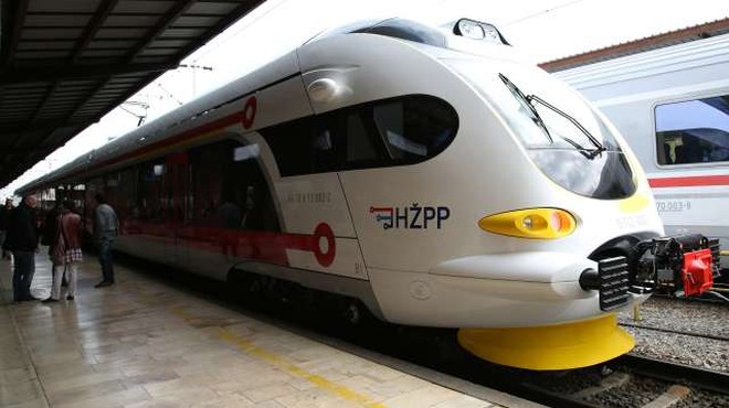 Hrvaškim železnicam nepovratna sredstva za nakup 21 novih vlakov (foto: Hina/STA)