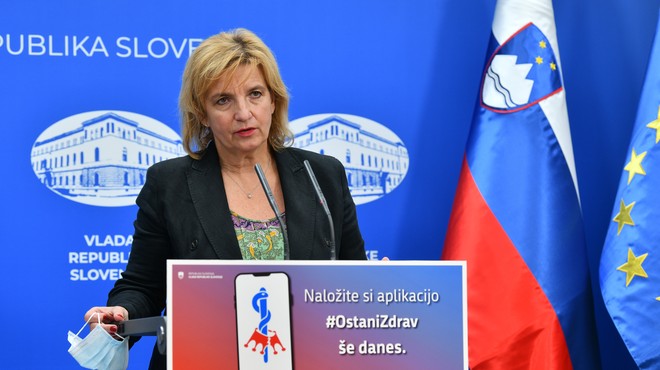 Beovićeva: Nošenje mask je eno bistvenih orožij v boju proti novemu koronavirusu (foto: Tamino Petelinšek/STA)