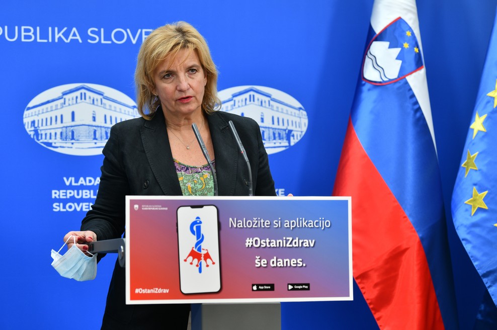 Beovićeva: Nošenje mask je eno bistvenih orožij v boju proti novemu koronavirusu (foto: Tamino Petelinšek/STA)