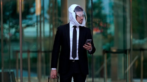 So vam zaščitne maske neudobne? Morda vas prepriča ta prav posebna čelada.