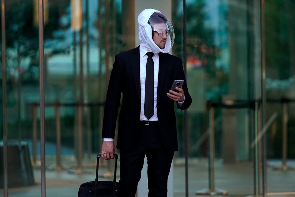 So vam zaščitne maske neudobne? Morda vas prepriča ta prav posebna čelada.
