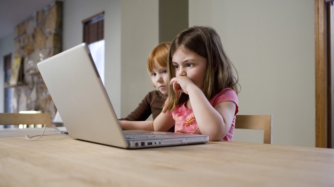 Strokovnjaki že 10. leto o učinkoviti obravnavi zlorab otrok na spletu (foto: profimedia)