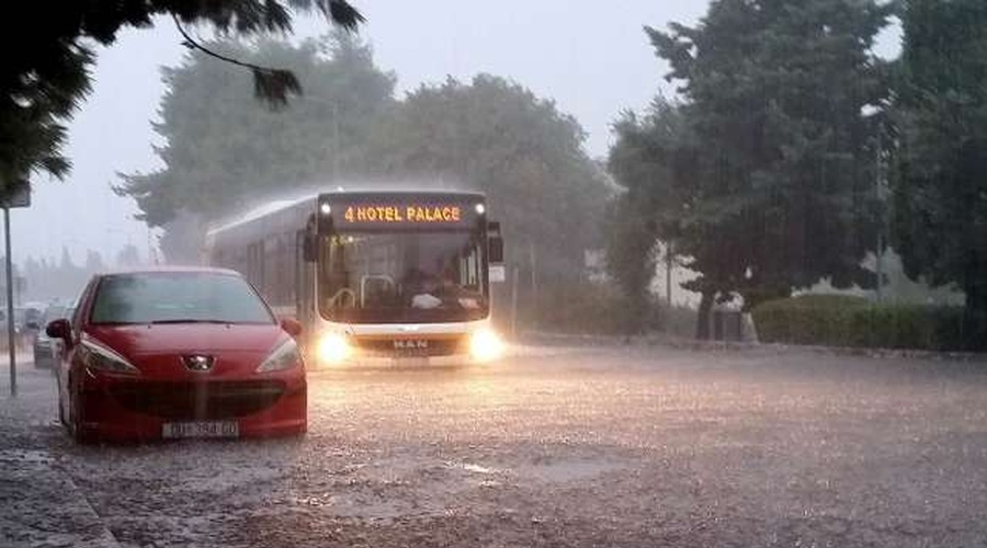 Naliv potopil Reko v nekaj minutah, neurje tudi v Dalmaciji (foto: Hina/STA)