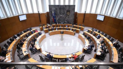 DZ potrdil rebalans; odhodki zaradi epidemije večji za tri milijarde evrov