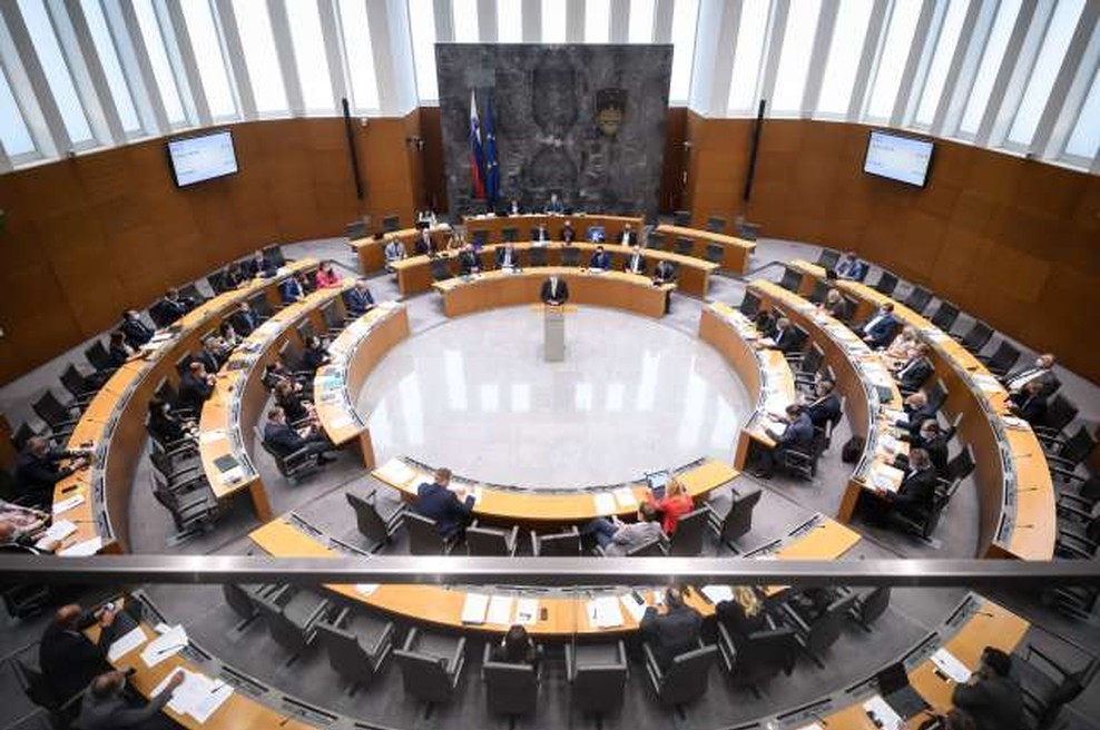DZ potrdil rebalans; odhodki zaradi epidemije večji za tri milijarde evrov (foto: Nebojša Tejić/STA)