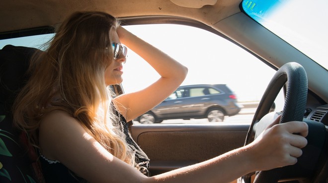 6 napak, ki jih moški sopotnik običajno naredi, ko vozi ženska (foto: profimedia)